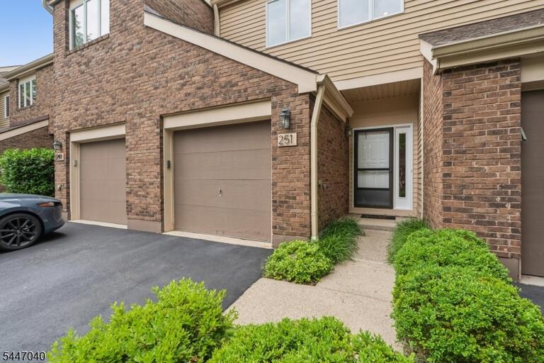 Property listing MLS 4040938 photo 1