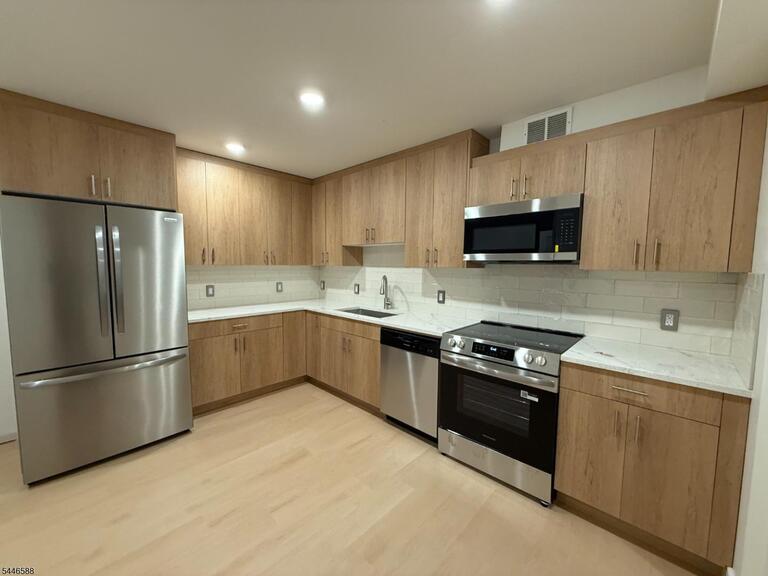 Property listing MLS 4040947 photo 3