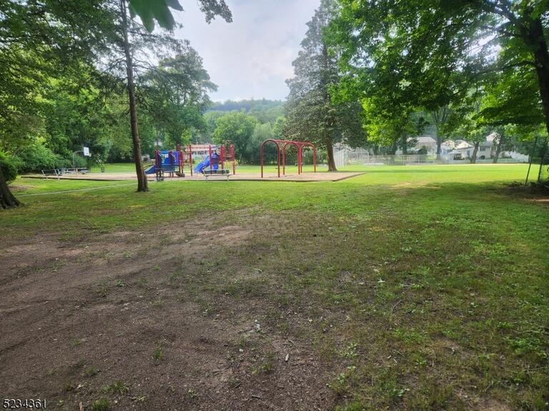 Property listing MLS 4041802 photo 2