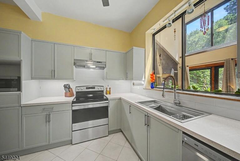 Property listing MLS 4042864 photo 3