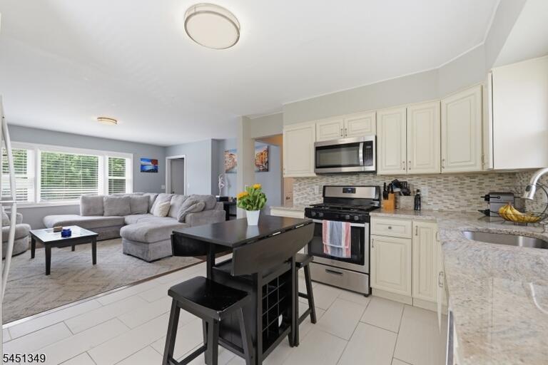 Property listing MLS 4044812 photo 2