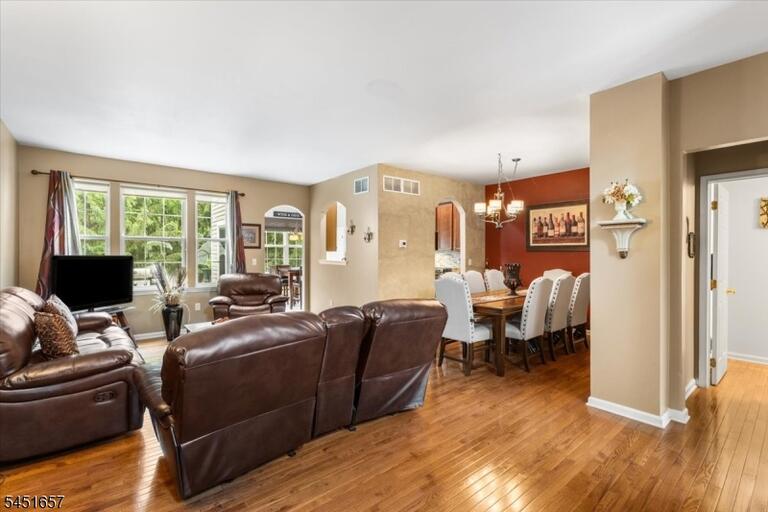 Property listing MLS 4044978 photo 4