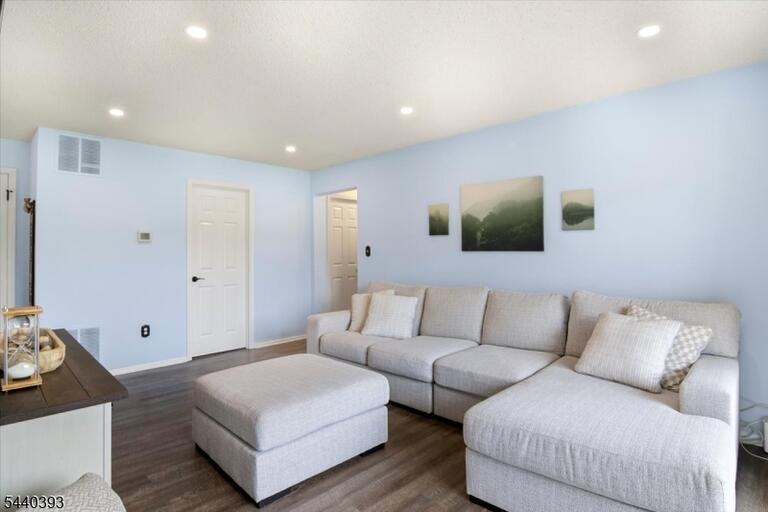 Property listing MLS 4044998 photo 3