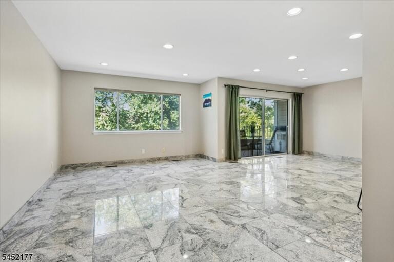 Property listing MLS 4045449 photo 2