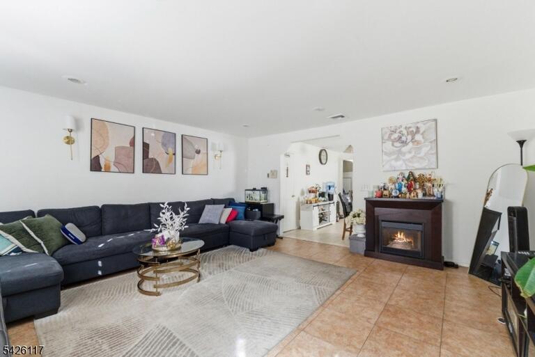 Property listing MLS 4045634 photo 3