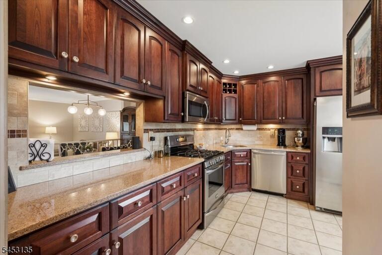Property listing MLS 4046607 photo 3