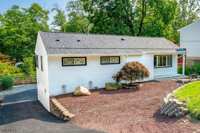 Property listing MLS 4046701 photo 2