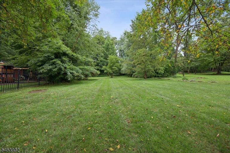 Property listing MLS 4046927 photo 3