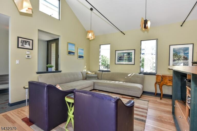 Property listing MLS 4047217 photo 3