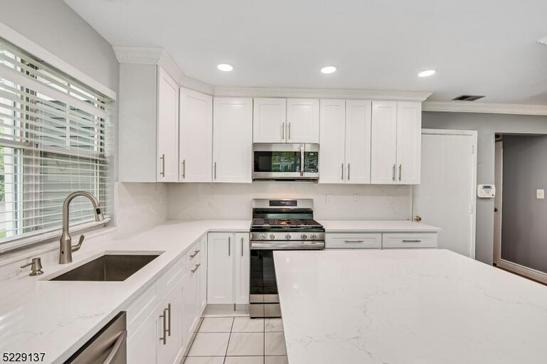 Property listing MLS 4047290 photo 10