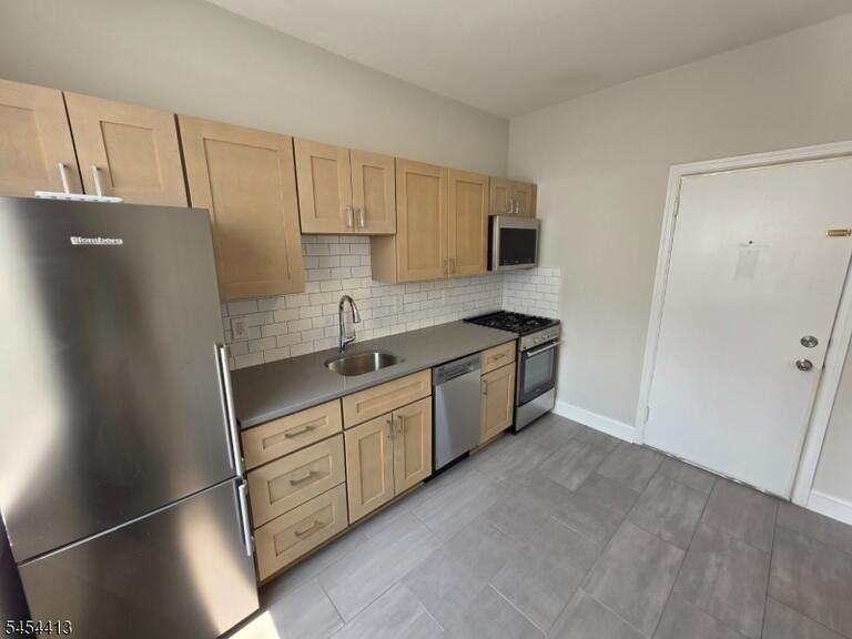 Property listing MLS 4047321 photo 3