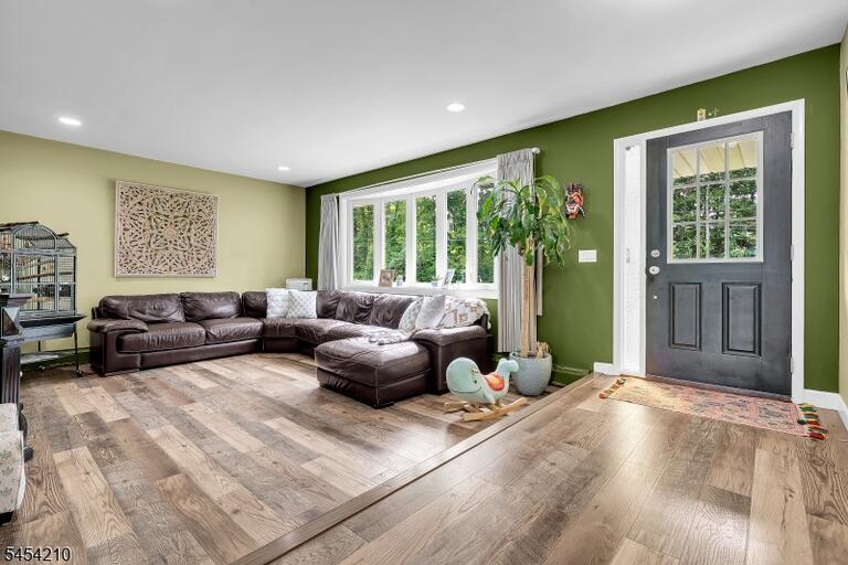 Property listing MLS 4047403 photo 2