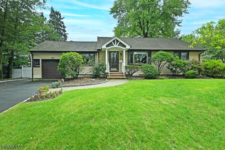 Property listing MLS 4047859 photo 1