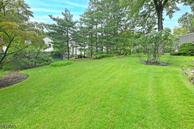 Property listing MLS 4047859 photo 2