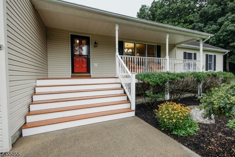Property listing MLS 4047881 photo 3