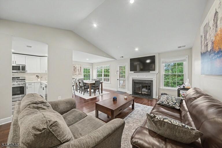 Property listing MLS 4047909 photo 2