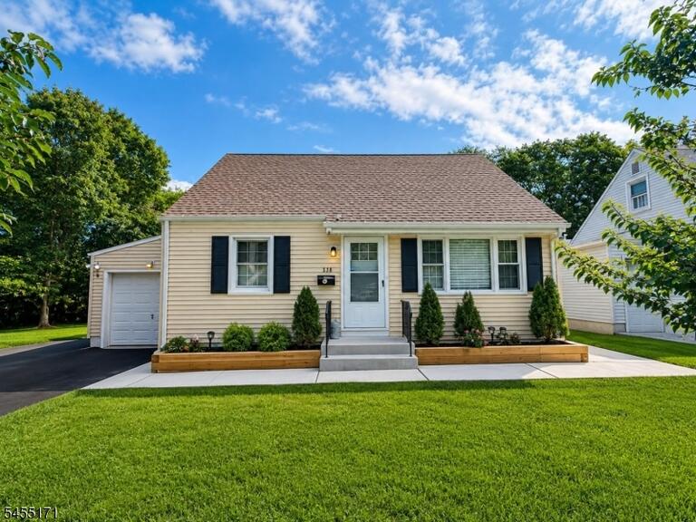 Property listing MLS 4048000 photo 1