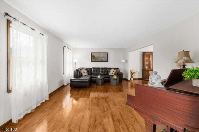 Property listing MLS 4048003 photo 3