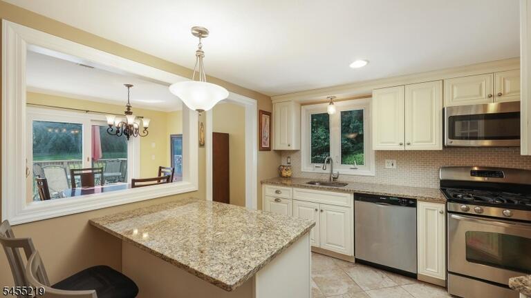Property listing MLS 4048184 photo 10