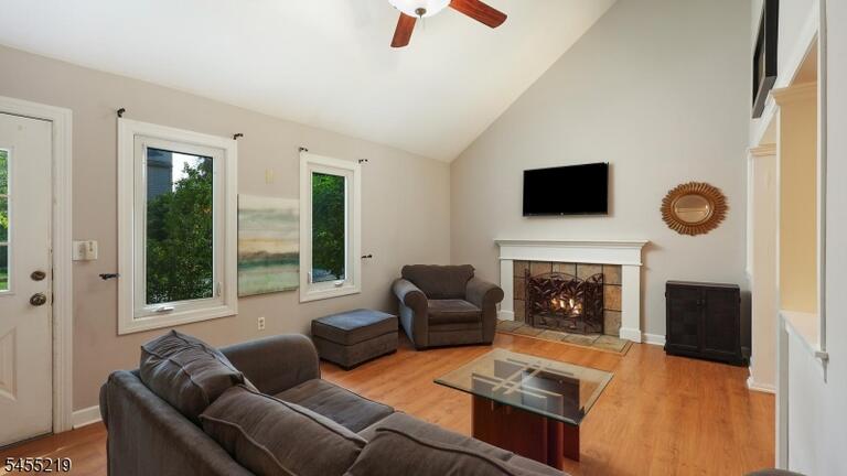Property listing MLS 4048184 photo 2