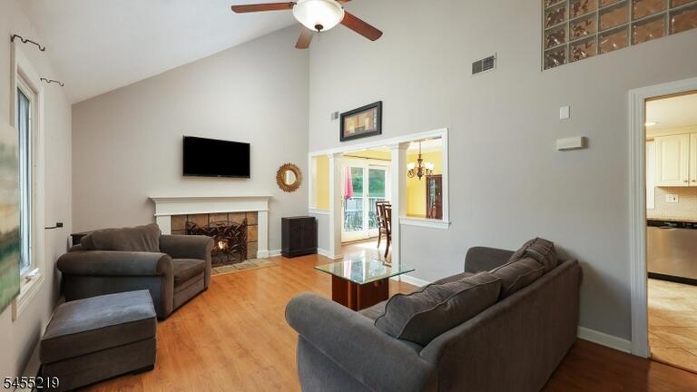 Property listing MLS 4048184 photo 3