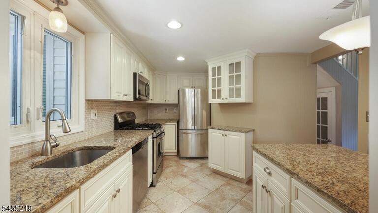 Property listing MLS 4048184 photo 8