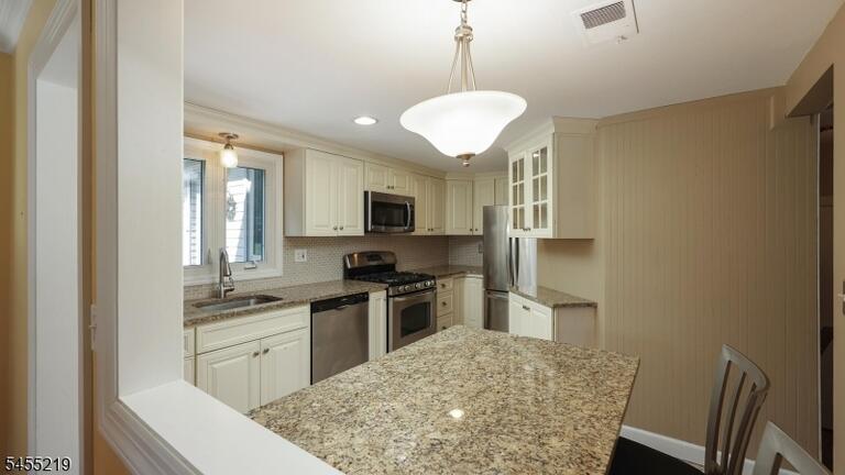 Property listing MLS 4048184 photo 9