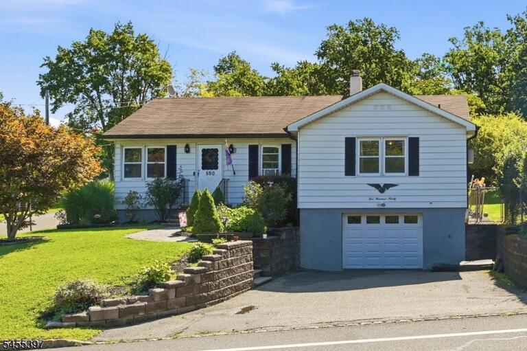 Property listing MLS 4048207 photo 1