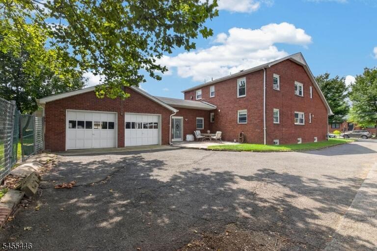Property listing MLS 4048281 photo 3