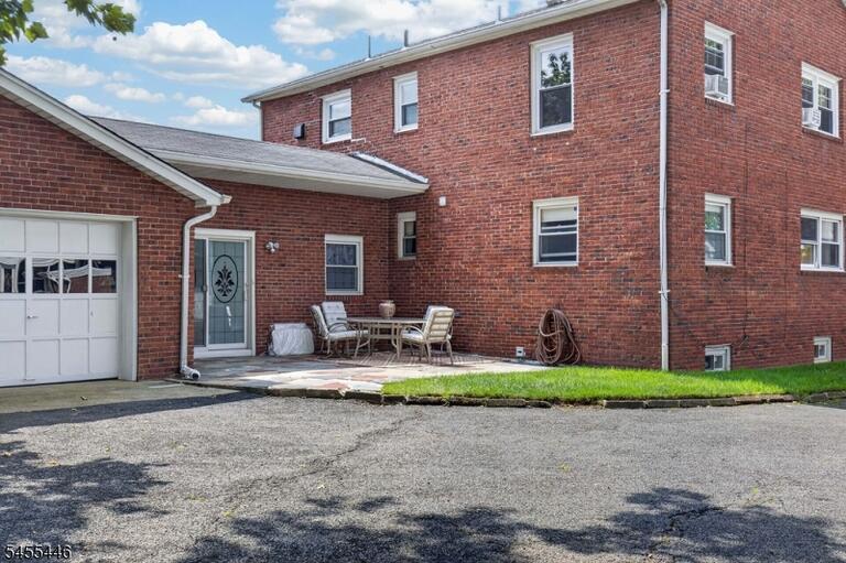 Property listing MLS 4048281 photo 4
