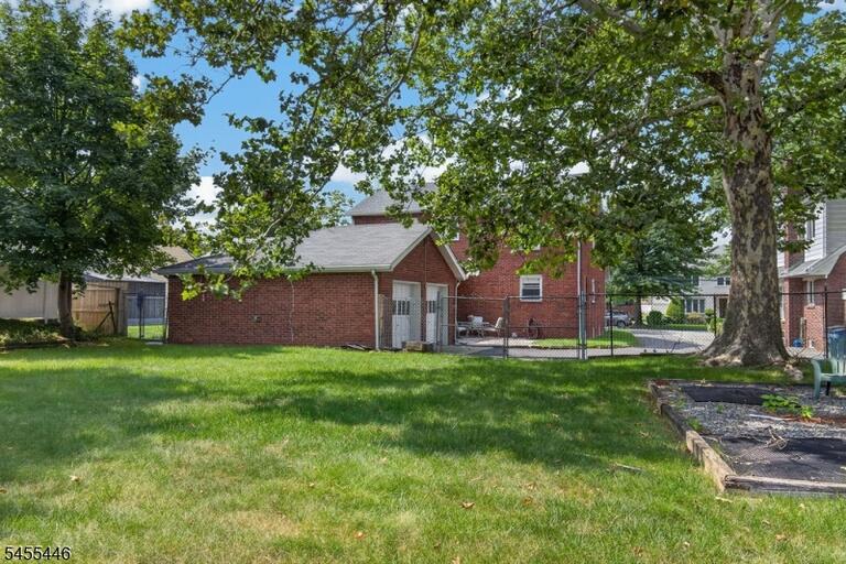 Property listing MLS 4048281 photo 5