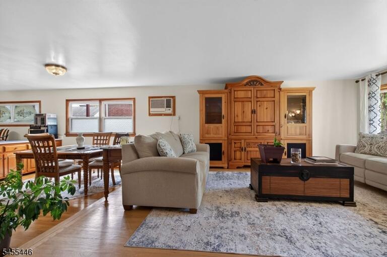 Property listing MLS 4048281 photo 9