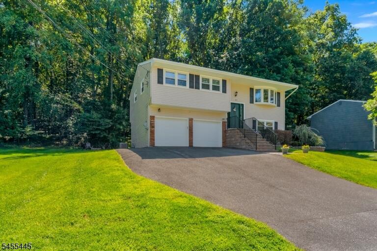 Property listing MLS 4048312 photo 2