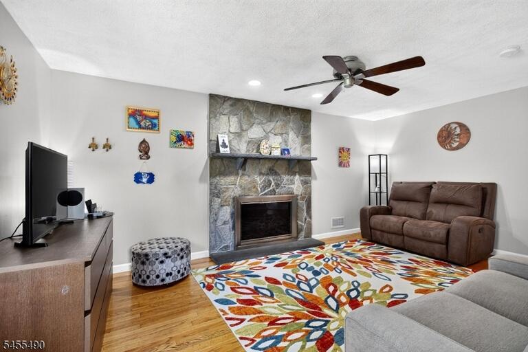 Property listing MLS 4048402 photo 2