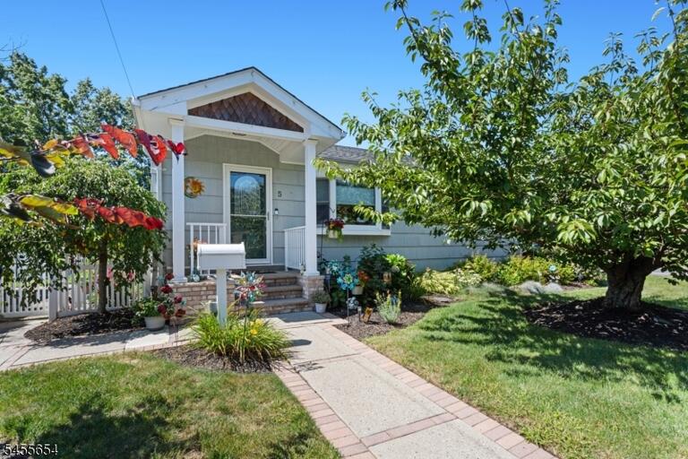 Property listing MLS 4048428 photo 2