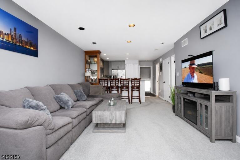 Property listing MLS 4048508 photo 3