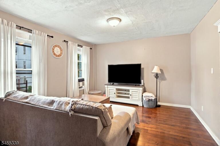 Property listing MLS 4048517 photo 4