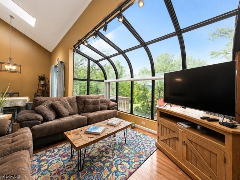 Property listing MLS 4048540 photo 1