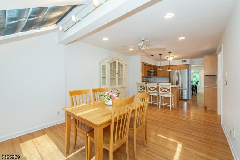 Property listing MLS 4048630 photo 3