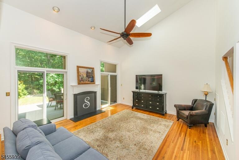 Property listing MLS 4048630 photo 9