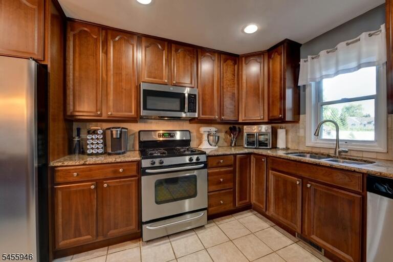 Property listing MLS 4048644 photo 13