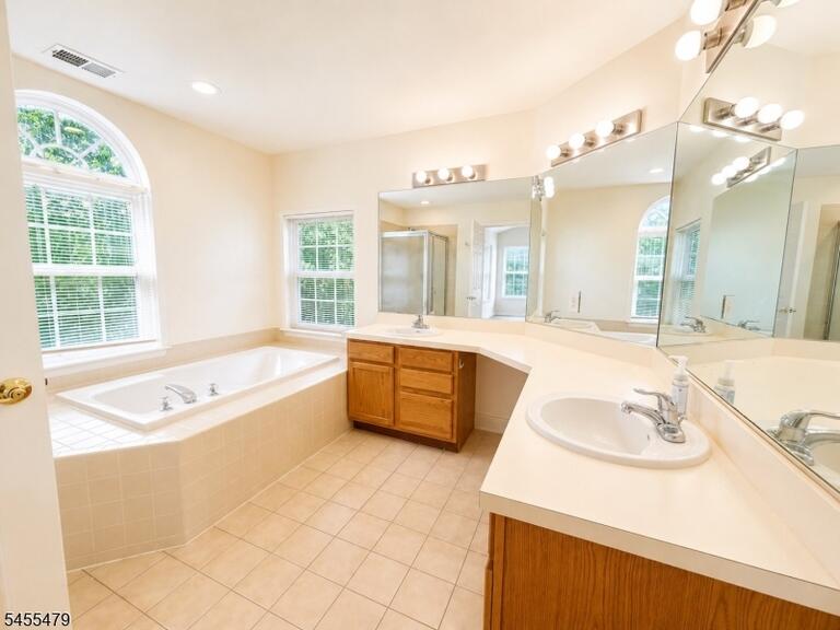 Property listing MLS 4048645 photo 8