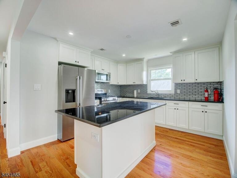 Property listing MLS 4048670 photo 4