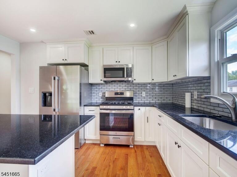 Property listing MLS 4048670 photo 5
