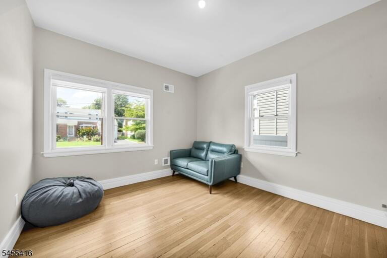 Property listing MLS 4048703 photo 4