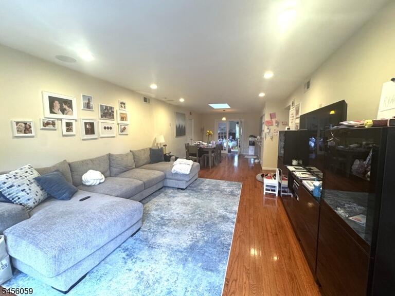 Property listing MLS 4048722 photo 2