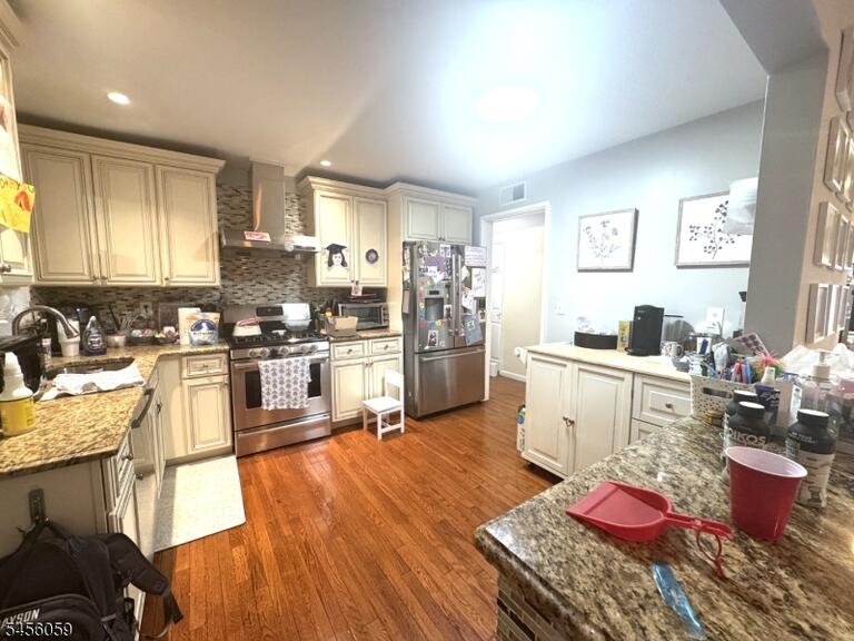 Property listing MLS 4048722 photo 3