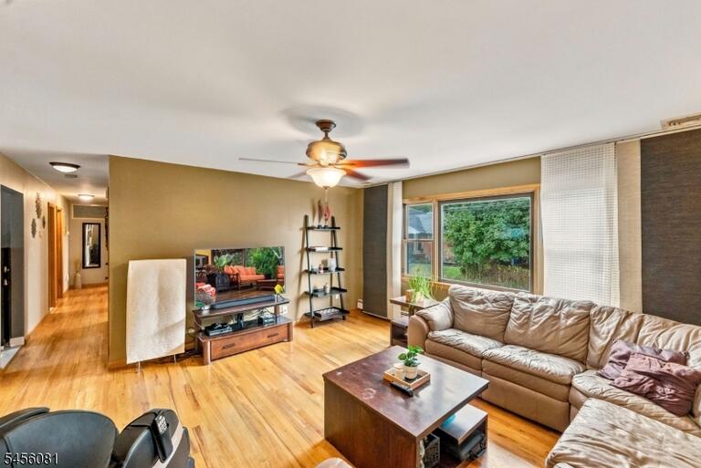 Property listing MLS 4048751 photo 3