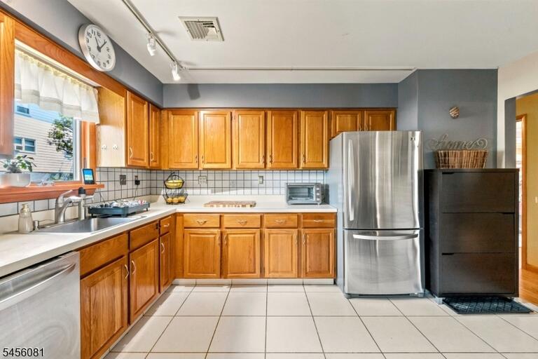 Property listing MLS 4048751 photo 9