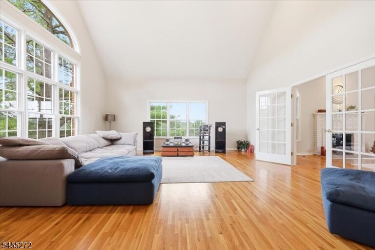 Property listing MLS 4048770 photo 3